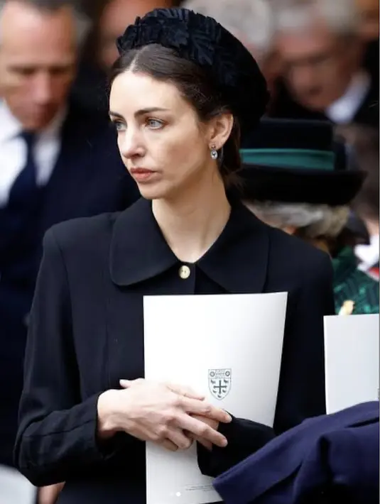 Denga topi hitam dilengkapi dengan aksen bunga dan anting berlian sederhana, penampilan Rose Hanbury begitu memukau.  [Foto: Instagram/ Rose Hanbury]