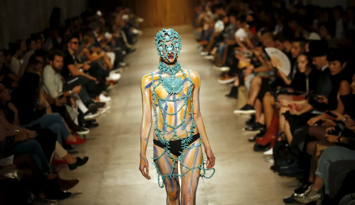 Seorang model wanita memakai busana rancangan desainer Valentim Quaresma selama acara Lisbon Fashion Week, Portugal, Sabtu (10/10/2015). Busana yang ditampilkan dalam acara ini merupakan koleksi musim panas 2016. (REUTERS/Rafael Marchante)