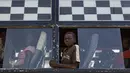 Seorang anak berada di bis yang akan membawanya ke Bidi Bidi, Uganda, Selasa (6/6). Bidi Bidi adalah pemukiman pengungsi terbesar di dunia yang menampung pengungsi Sudan Selatan. (AP Photo / Ben Curtis)