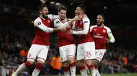 Para pemain Arsenal merayakan gol yang dicetak ke gawang BATE Borisov pada matchday terakhir Grup H di Stadion Emirates, Kamis (7/12/2017). (AP Photo/Kirsty Wigglesworth)