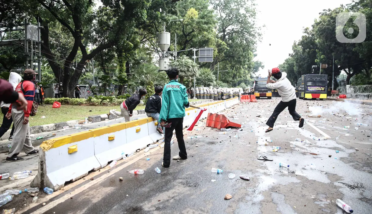 Pengunjuk rasa terlibat bentrok dengan aparat kepolisian di sekitar Patung Kuda, Jakarta Pusat, Selasa (13/10/2020). Unjuk rasa  menolak Omnibus Law Undang-Undang Cipta Kerja tersebut ricuh. (Liputan6.com/Faizal Fanani)