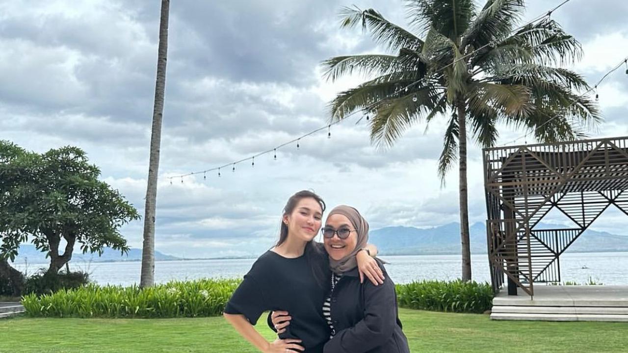 Curahan Hati Seorang Ibu, Umi Kulsum Janjikan Akan Selalu Ada untuk Ayu Ting Ting