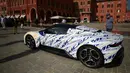 Mobil sport Maserati MC20 ditampilkan di Piazza Roma, Modena, Italia, Kamis (10/9/2020). Pesanan Maserati MC20 mulai diterima pada 9 September 2020 dan bakal masuk ke pasar Indonesia pada awal tahun 2021. (Miguel MEDINA/AFP)