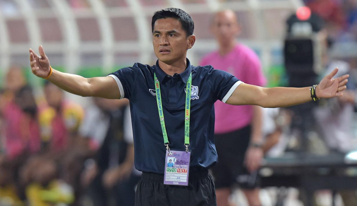 Kiatisuk Senamuang. Pelatih berusia 49 tahun yang sejak November 2020 menangani HAGL FC di kasta tertinggi Liga Vietnam ini juga total mengoleksi 2 gelar Piala AFF pada edisi 2014 dan 2016 bersama Timnas Thailand yang dibesutnya selama 4 tahun mulai Juni 2013 hingga Maret 2017. Selain 2 gelar Piala AFF, ia juga berjasa membawa Timnas Thailand U-23 merebut medali emas pada ajang SEA Games 2013 dan peringkat keempat Asian Games 2014. (AFP/Pornchai Kittiwongsakul)