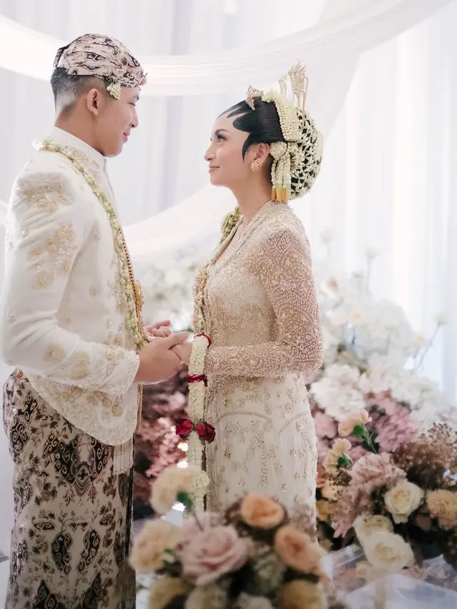 Valerie Tifanka Kenakan Kebaya Adat Jawa di hari pernikahan. [@valtifanka]