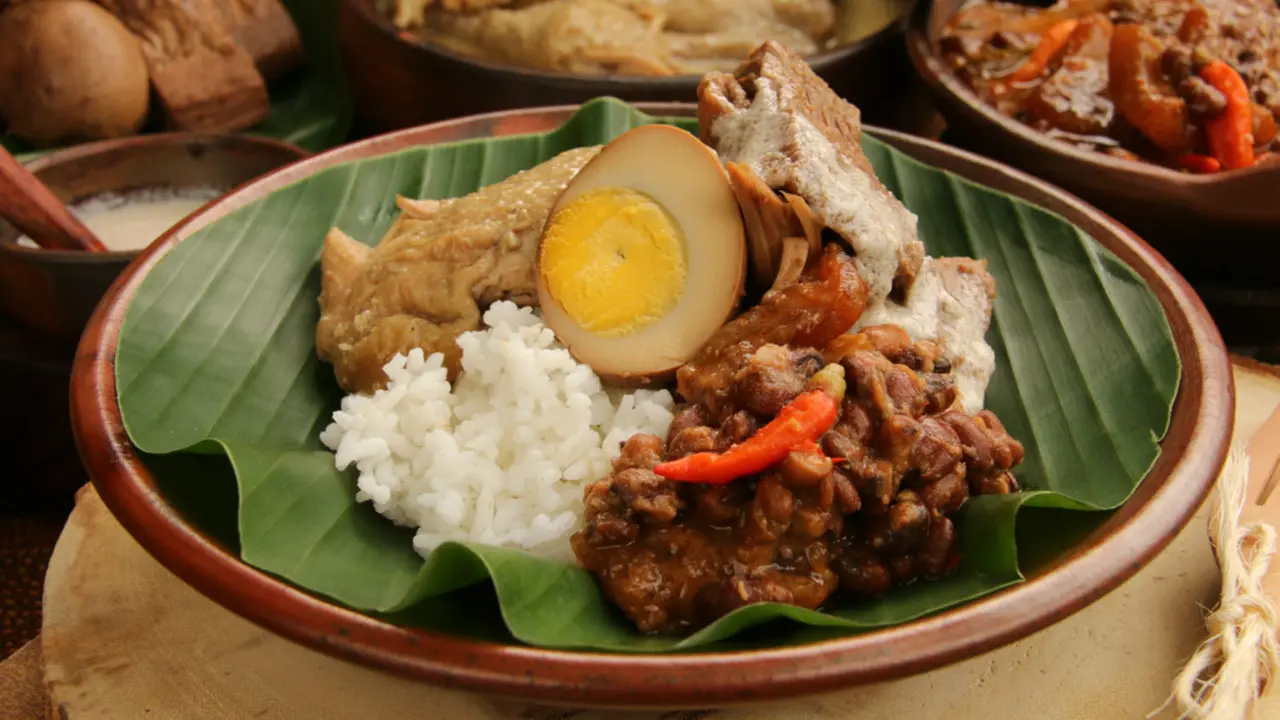 Liburan Naik Kereta, Kunjungi 5 Surga Kuliner di Tanah Jawa