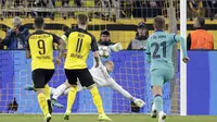 Kiper Barcelona Marc-Andre ter Stegen menggagalkan penalti penyerang Borussia Dortmund Marco Reus dalam laga Grup F Liga Champions di Signal Iduna Park, Rabu (18/9/2019).(AP Photo/Michael Probst)