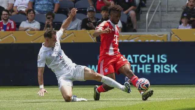 Kingsley Coman dari Bayern Munchen mengirim umpan silang yang dihadang oleh Ryan De Vries dari Auckland City