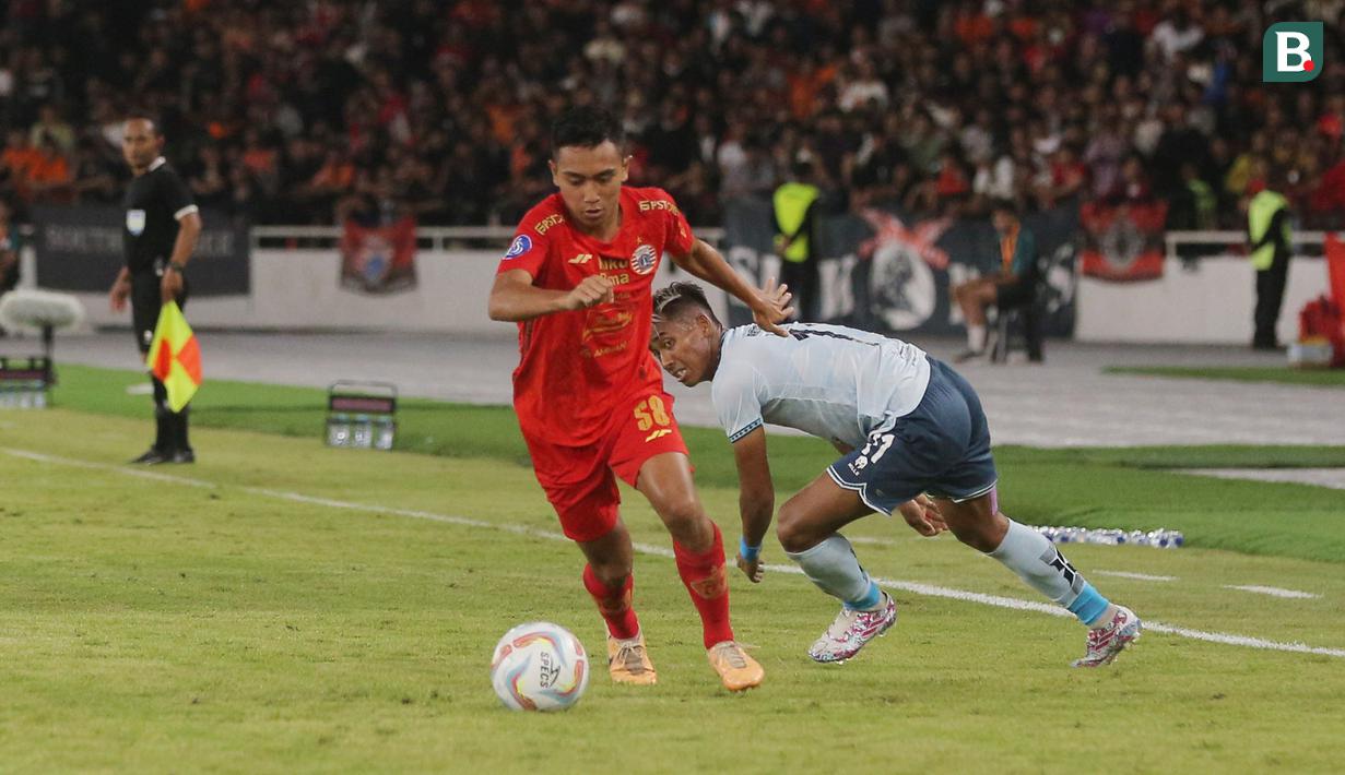 Pemain Persija Jakarta, Rayhan Hannan, berlari setelah berhasil merebut bola dari pemain Persita Tangerang, Muhammad Toha, pada laga pekan ke-21 BRI Liga 1 di Stadion Utama Gelora Bung Karno (SUGBK), Jakarta Pusat, Minggu (3/12/2023). (Bola.com/M Iqbal Ichsan)