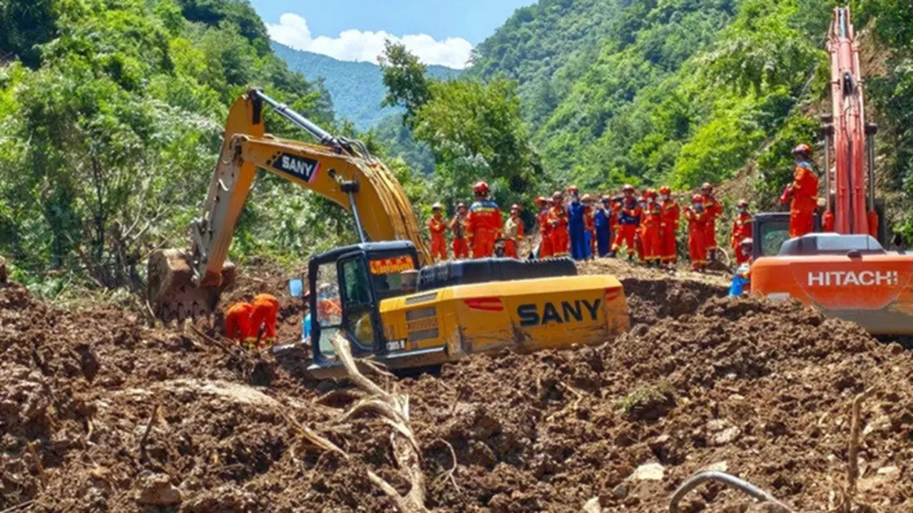 Petugas penyelamat melakukan operasi pencarian dan penyelamatan di lokasi tanah longsor di sebuah desa di wilayah Nanhe, Kabupaten Tanchang, Kota Longnan, Provinsi Gansu, China, Selasa (7/7/2026).