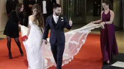 Bintang Barcelona, Lionel Messi, mendampingi sang istri, Antonella Roccozzo, menemui wartawan usai mengadakan resepsi pernikahan di Kompleks City Center, Santa Fe, Jumat (30/6/2017). (AP/Victor R Caivano)