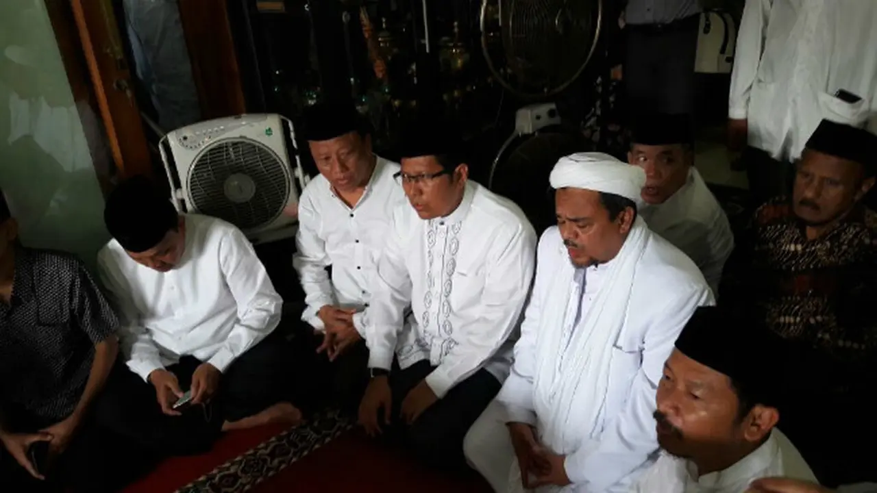 Rizieq Melayat ke Rumah Hasyim Muzadi