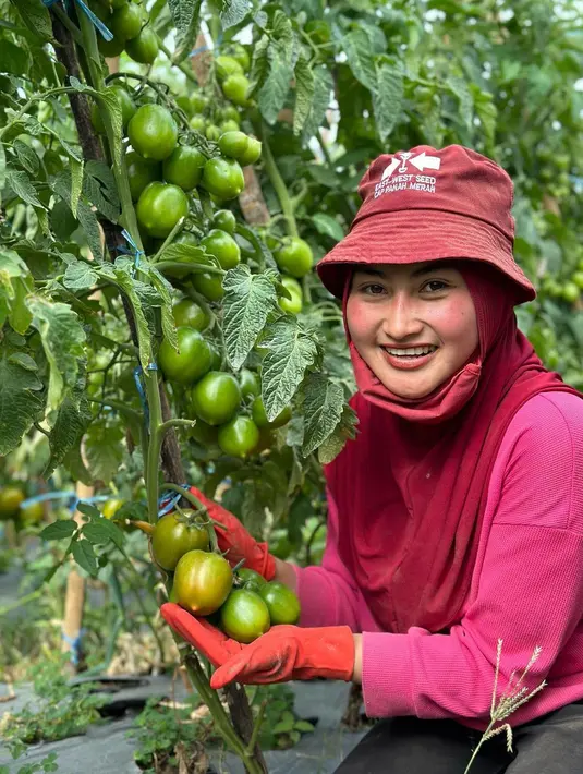 Berikut potret penampilan Novi setelah memutuskan menjadi petani. Bahkan, ia menyebut sebagai petani happy. [Instagram/novilisty_]