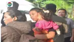 Seorang balita asal Blitar harus kehilangan jari tangannya akibat gigitan Siamang. Kini korban dirujuk ke RS di Malang.
