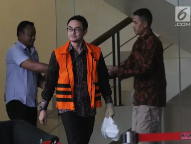 Gubernur Jambi nonaktif Zumi Zola Zulkifli usai menjalani pemeriksaan lanjutan di gedung KPK, Jakarta, Rabu (4/7). Zumi Zola diperiksa sebagai tersangka terkait dugaan suap pengesahan R-APBD Pemprov Jambi 2018. (Merdeka.com/Dwi Narwoko)