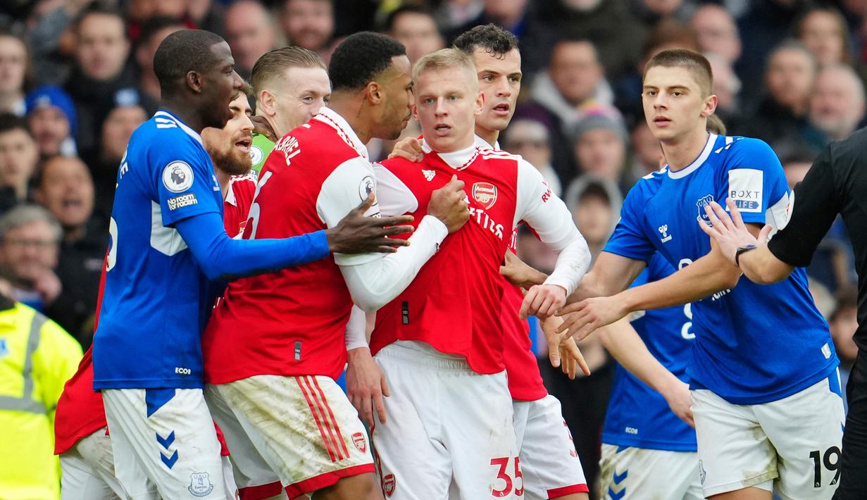 Perkelahian pemain Everton dan Arsenal pada pertandingan sepak bola Liga Inggris di Goodison Park, Liverpool, Inggris, 4 Februari 2023. Everton mengalahkan Arsenal dengan skor 1-0. (AP Photo/Jon Super)