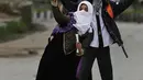 Pelajar Kashmir melempari seorang polisi India saat bentrok di Srinagar, Kashmir, Rabu (17/5). Beberapa bulan belakangan ini keadaan di Kashmir terus diwarnai oleh bentrok antara pelajar dengan polisi. (AP Photo / Mukhtar Khan)