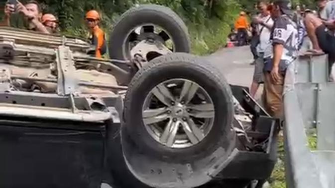 Mobil Wisata Terguling di Cisarakan Sukabumi: Angkut 7 Orang, 2 Penumpang Luka