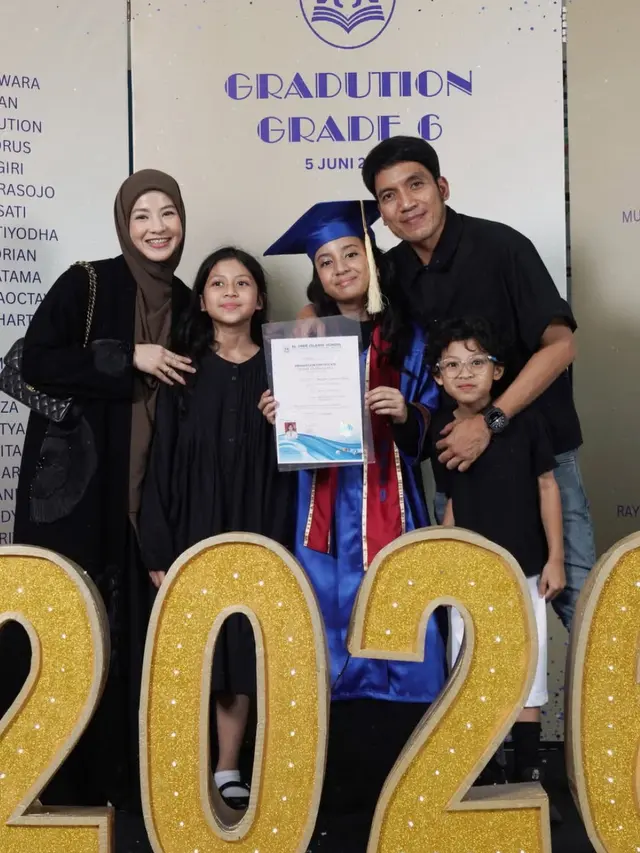 Natasha Rizky Hadiri Wisuda Putri Sulung. [@natasharizkynew]