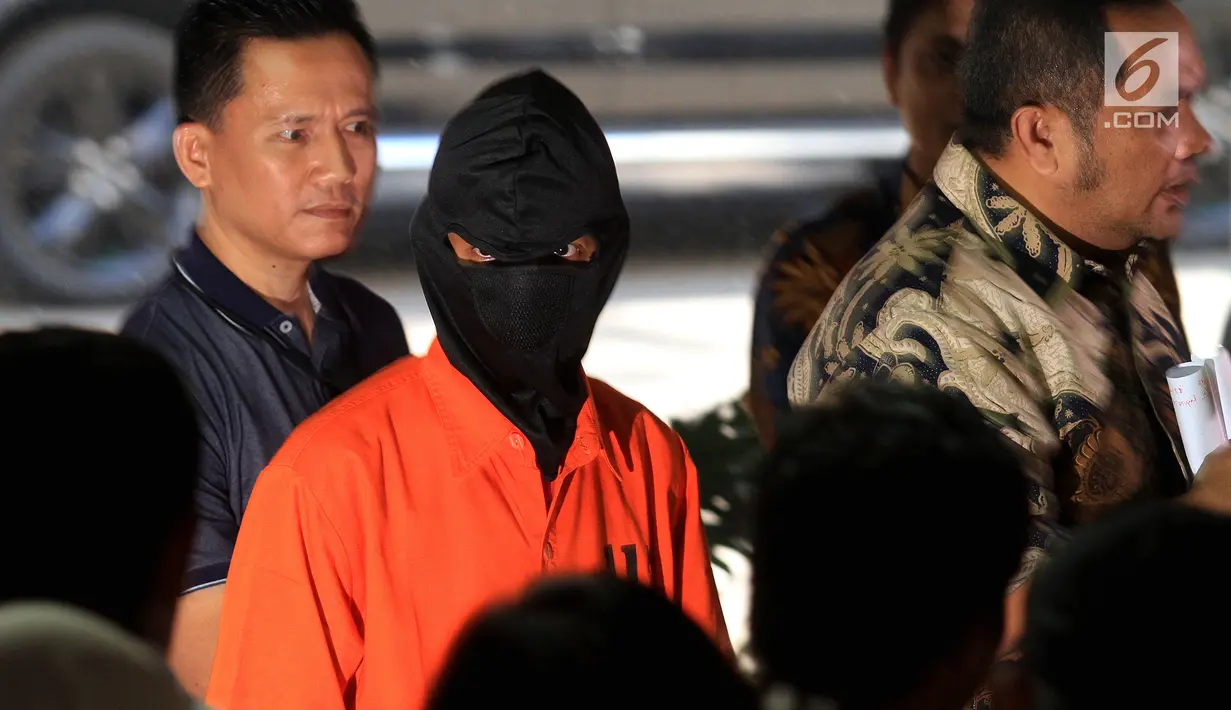 Petugas saat rilis pengungkapan dan penangkapan pelaku deface website Bawaslu di Direktorat Tindak Pidana Siber Bareskrim Polri, Jakarta, Jumat (6/7). Pelaku DS meretas situs Bawaslu dengan menggunakan nama samaran Mister Cakil. (Liputan6.com/Johan Tallo)