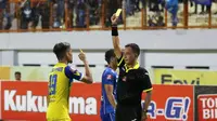 Pemain Persiba Balikpapan, Iqbal Samad menegur wasit, Tabrani dan menerima kartu kuning saat melawan Persib Bandung pada lanjutan Torabika SC 2016 di Stadion Wibawa Mukti, Cikarang, Sabtu (1/10/2016). (Bola.com/Nicklas Hanoatubun)