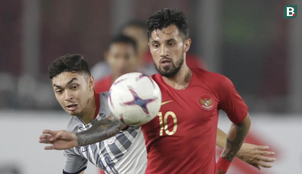Gelandang Timnas Indonesia, Stefano Lilipaly, mengontrol bola saat melawan Filipina pada laga Piala AFF 2018 di SUGBK, Jakarta, Minggu (25/11). Kedua negara bermain imbang 0-0. (Bola.com/M. Iqbal Ichsan)