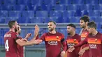 Penyerang AS Roma, Borja Mayoral (tengah) berselebrasi dengan rekan-rekannya usai mencetak gol ke gawang CFR Cluj pada pertandingan grup A Liga Europa di di Stadion Olimpiade di Roma (5/11/2020). AS Roma menang telak 5-0 atas CFR Cluj. (AFP/Alberto Pizzoli)