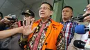 Mantan Ketua DPD, Irman Gusman menolak memberi komentar usai keluar dari Gedung KPK, Jakarta, Selasa (11/10). Melalui kuasa hukumnya, Razman Arief Nasution, Irman Gusman enggan diperiksa lantaran sedang tidak enak badan. (Liputan6.com/Helmi Afandi)