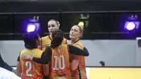 Selebrasi para pemain Jakarta Popsivo Polwan, Madison Kingdon (kanan) dkk setelah mencetak angka saat menghadapi Jakarta BIN pada laga putaran pertama final four PLN Mobile Proliga 2024 di GOR Bung Tomo, Surabaya, Minggu (7/7/2024). Jakarta Popsivo Polwan kalah 0-3 (13-25, 35-37, 24-26). (Dok. PBVSI)