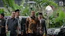 Ketua MKD DPR Sufmi Dasco Ahmad (kiri), Anggota MKD Maman Imanulhaq (kedua kiri), Wakil MKD DPR Sarifuddin Sudding (kedua kanan), Anggota MKD Agung Widyantoro (kanan) mendatangi Gedung KPK, Jakarta, Kamis (29/11). (Liputan6.com/Faizal Fanani)