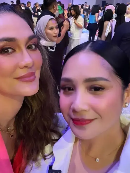 Nagita Slavina, mendapat ucapan selamat dari Luna Maya. (Foto: Instagram/@chevirgo)
