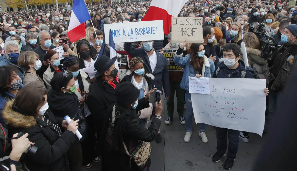 Orang-orang berkumpul di alun-alun Republique dengan poster bertuliskan "Tidak untuk kebiadaban" dan "Saya seorang. Guru" untuk demonstrasi di Paris (18/10/2020). (AP Photo/Michel Euler)