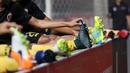 Pemain Sriwijaya FC meregangkan kaki sebelum pada laga Torabika SC 2016 antara Persija Jakarta vs Sriwijaya FC di  Stadion Utama Gelora Bung Karno (24/6/2016).  (Bola.com/Nicklas Hanoatubun)