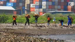 Petugas dan warga mengangkut sampah saat aksi bersih-bersih pantai di Pantai Cipta Semarang, Kamis (21/2). Ribuan orang mengikuti aksi ini yang merupakan bagian dari Hari Peduli Sampah Nasional. (Liputan6.com/Gholib)
