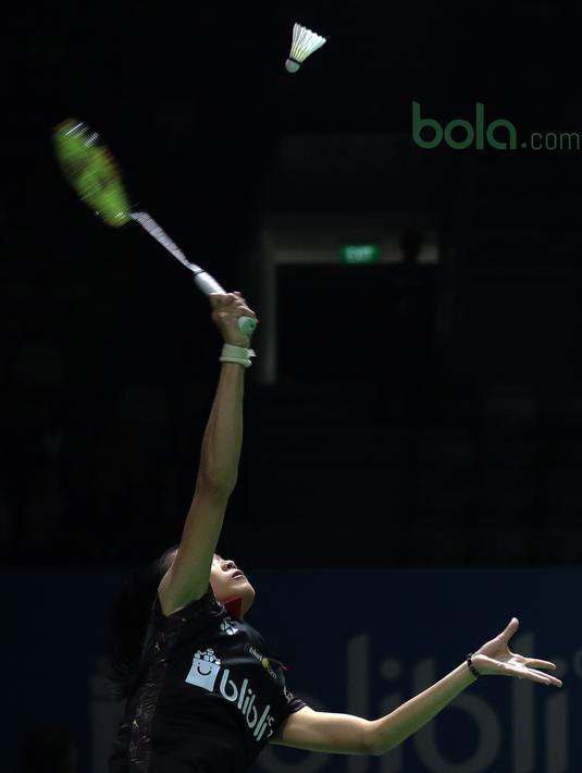 Aksi tunggal putri Indonesia, Fitriani melakukan smash saat melawan pebulutangkis Thailand, Ratchanok Intanonpada ajang Indonesia Open 2018 di Istyora Senayan, Jakarta, (3/6/2018). Intanon menang 21-8, 21-16. (Bola.com/Nick Hanoatubun)