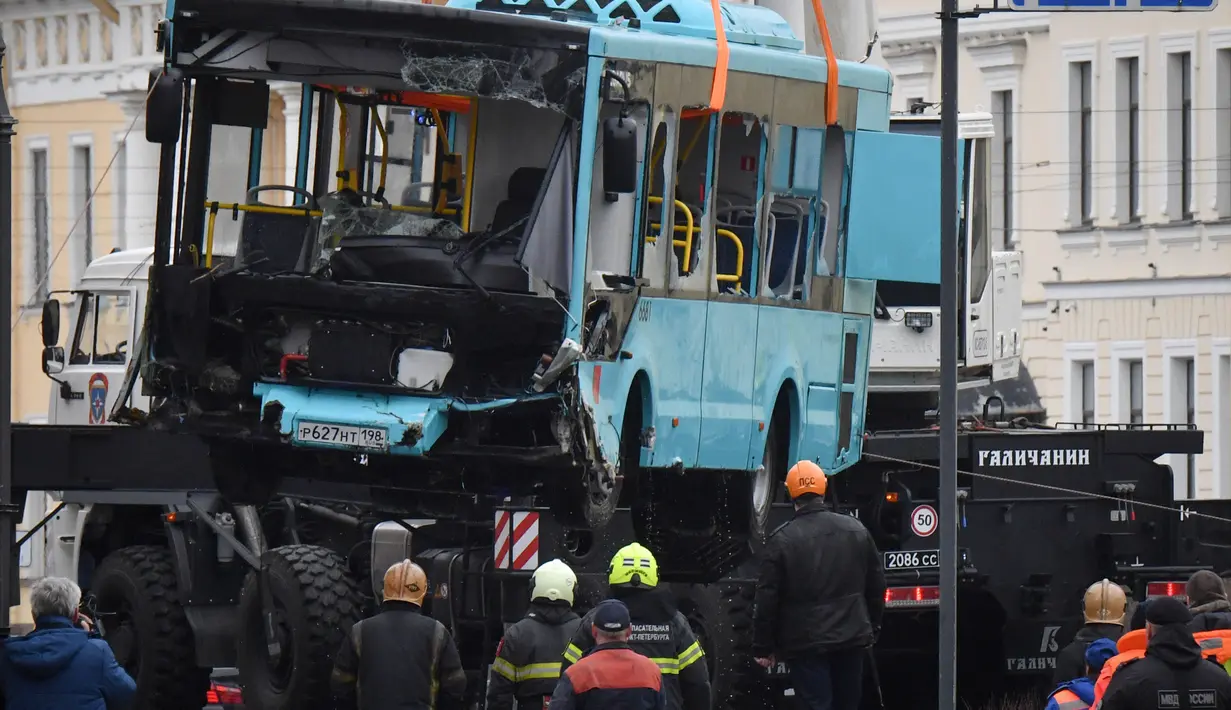 Laporan-laporan berita Rusia mengatakan ada 15 orang di dalam bus kota ketika bus tersebut menerobos pembatas jalan dan terjun ke Sungai Moika di pusat kota Sankt Peterburg. (Olga MALTSEVA / AFP)