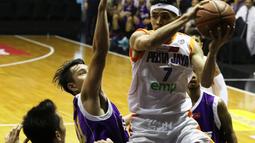 Pemain Pelita Jaya, Dimas Dewanto (kanan), berusaha melewati hadangan pemain CLS Knights. (bola.com/Arief Bagus)