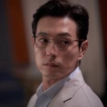 Jung Sung Il dalam film Murderer Report. (MIK Studio -Pluto Story Group - With a Studio via Soompi)