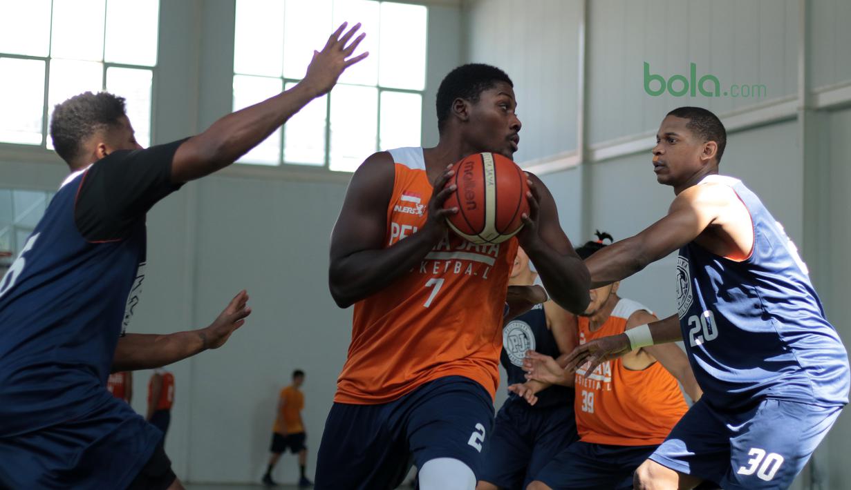Pemain Asing Pelita Jaya, Merril Holden (tengah) mencoba melewati rekannya saat berlatih di Istana Kana, Jakarta, (13/04/2018). Pelita Jaya akan melawan Satria Muda pada laga final IBL 19, 21, dan 22 april 2018. (Bola.com/Nick Hanoatubun)