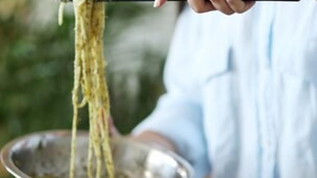 9. Gabungkan Spaghetti dengan Saus Pasta