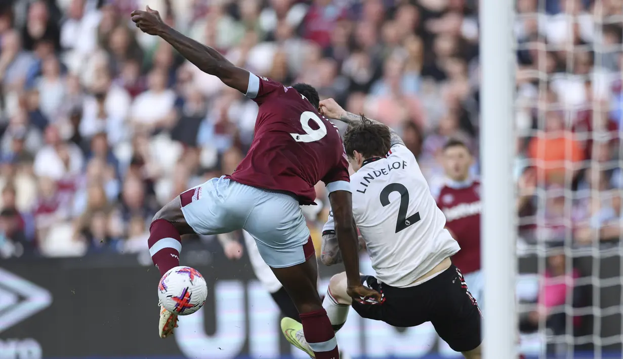 Pada babak pertama, gawang MU bobol akibat kesalahan. Blunder David De Gea, usai gagal mengamankan bola sepakan Said Benrahma yang cukup lemah, membuat MU tertinggal 0-1. (AP Photo/Ian Walton)