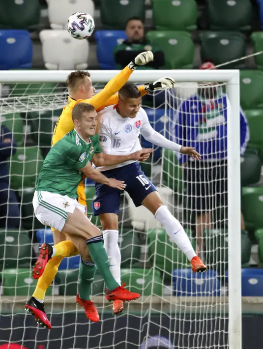 Kiper Slovakia Marek Rodak (tengah) meninju bola saat menghadapi Irlandia Utara pada pertandingan playoff babak semifinal Euro 2020 di Windsor Park, Belfast, Irlandia Utara, Kamis (12/11/2020). Slovakia merebut tiket ke Euro 2020 usai mengalahkan Irlandia Utara 2-1. (AP Photo/Peter Morrison)
