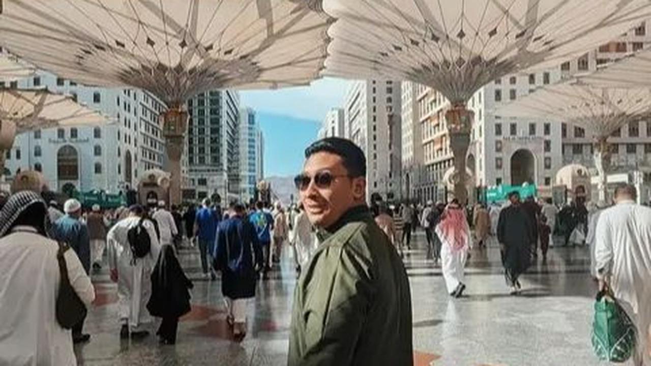 Darma Mangkuluhur membagikan momen saat mereka melaksanakan ibadah umrah di Tanah Suci.