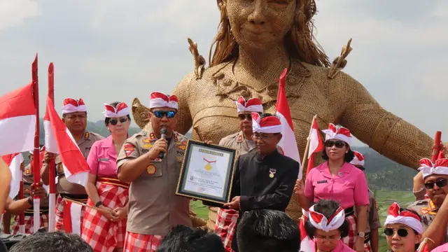 Rekor Muri Bentangkan Merah Putih Terpanjang di Bali (Liputan6.com/Dewi Divianta)