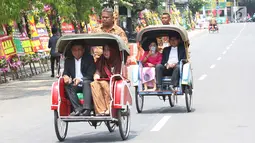 Sejumlah tamu undangan menggunakan becak menuju acara pernikahan putri Presiden Jokowi, Kahiyang Ayu dan Bobby Nasution di Gedung Graha Saba Buana, Solo, Rabu (8/11). (Liputan6.com/Angga Yuniar)