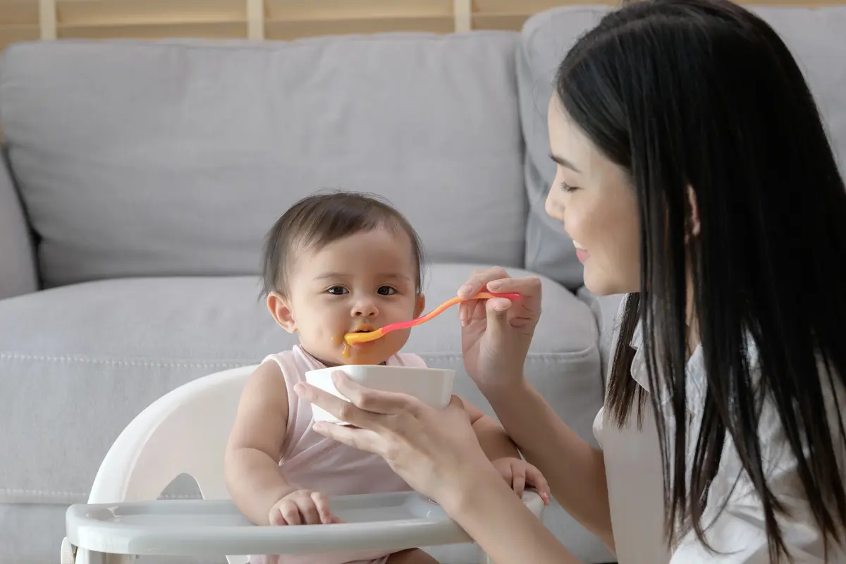 keluarga juli makan makanan bergizi