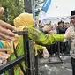 Gubernur Jawa Barat, Ridwan Kamil menyalami emak-emak yang hadir di pembukaan Muktamar ke-48 Muhammadiyah dan Aisyiyah di Stadion Manahan, Solo, Sabtu (19/11)
