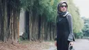 Kalau yang satu ini, Herfiza memakai long dress berwarna hitam yang dipadukan dengan dalama berwarna abu-abu. Kemudian dengan hijabnya, Herfiza memakai hijab berwarna abu-abu dan bermotif. (Instagram/herfiza)