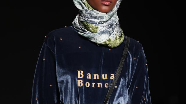 Vivi Zubedi di New York Fashion Week 2018