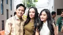 Bukan baju merah atau cheongsam sebagai ciri khas Imlek, penyanyi jebolan Indonesian Idol ini memilih mengenakan dress sleeveless bodycon warna hijau army. Dress pun memiliki aksen belt di bagian pinggang. [@audyvanessa]